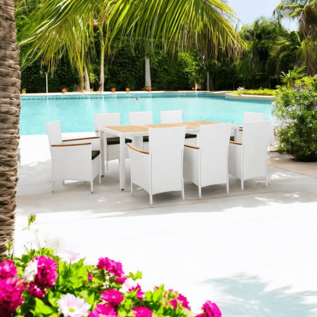 table à manger de jardin blanche et chaises près de la piscine en plein jour.